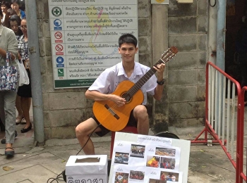 A student from satit school volunteered
to busk for charity by playing his
guitar. The donation will be given to
the forest fire officer of Phu Kradueng.