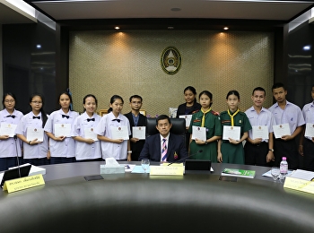 นายกสภามหาวิทยาลัยราชภัฏสวนสุนันทา
มอบเกียรติบัตรแก่นักเรียนที่สร้างชื่อเสียง